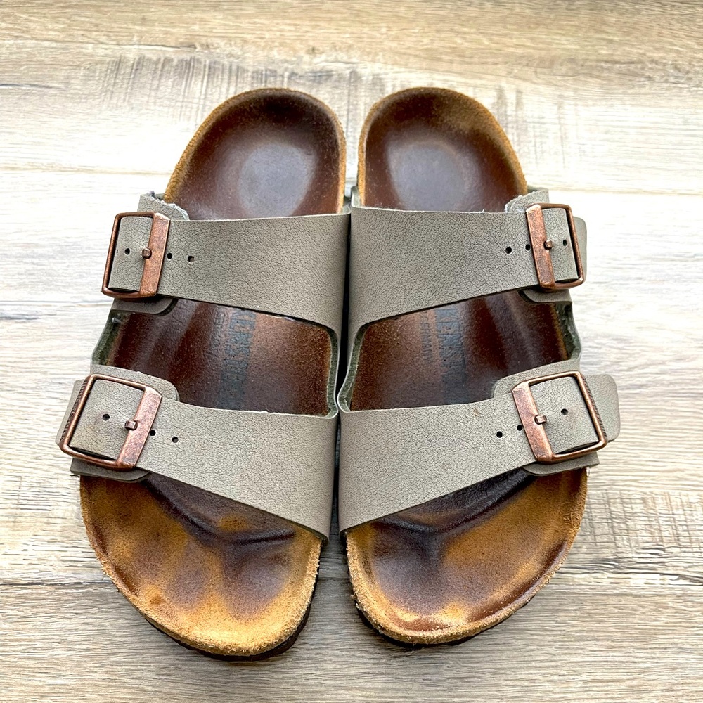Original Birkenstock Arizona leather sandals in stone. Size 36.
